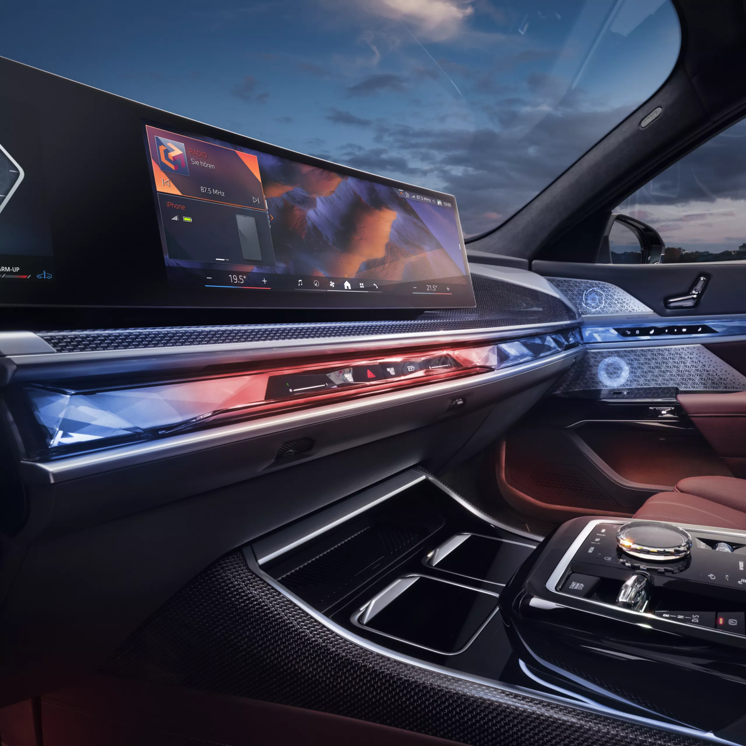 https://bmw.scene7.com/is/image/BMW/g70-ice-phev_interior_highlight_curved-display?hei=2560&wid=2560